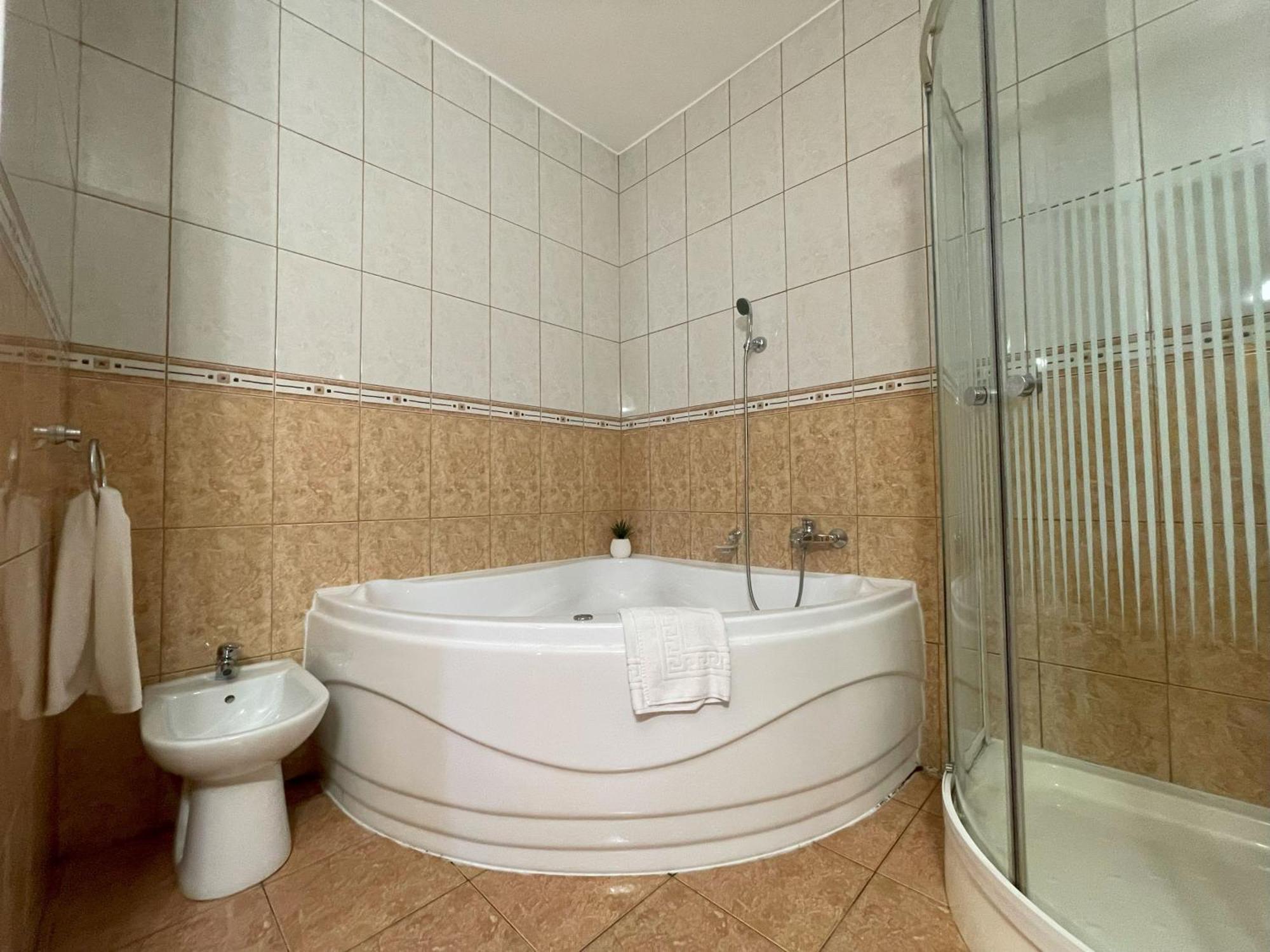 Koenig Hotel Kanije Dış mekan fotoğraf
