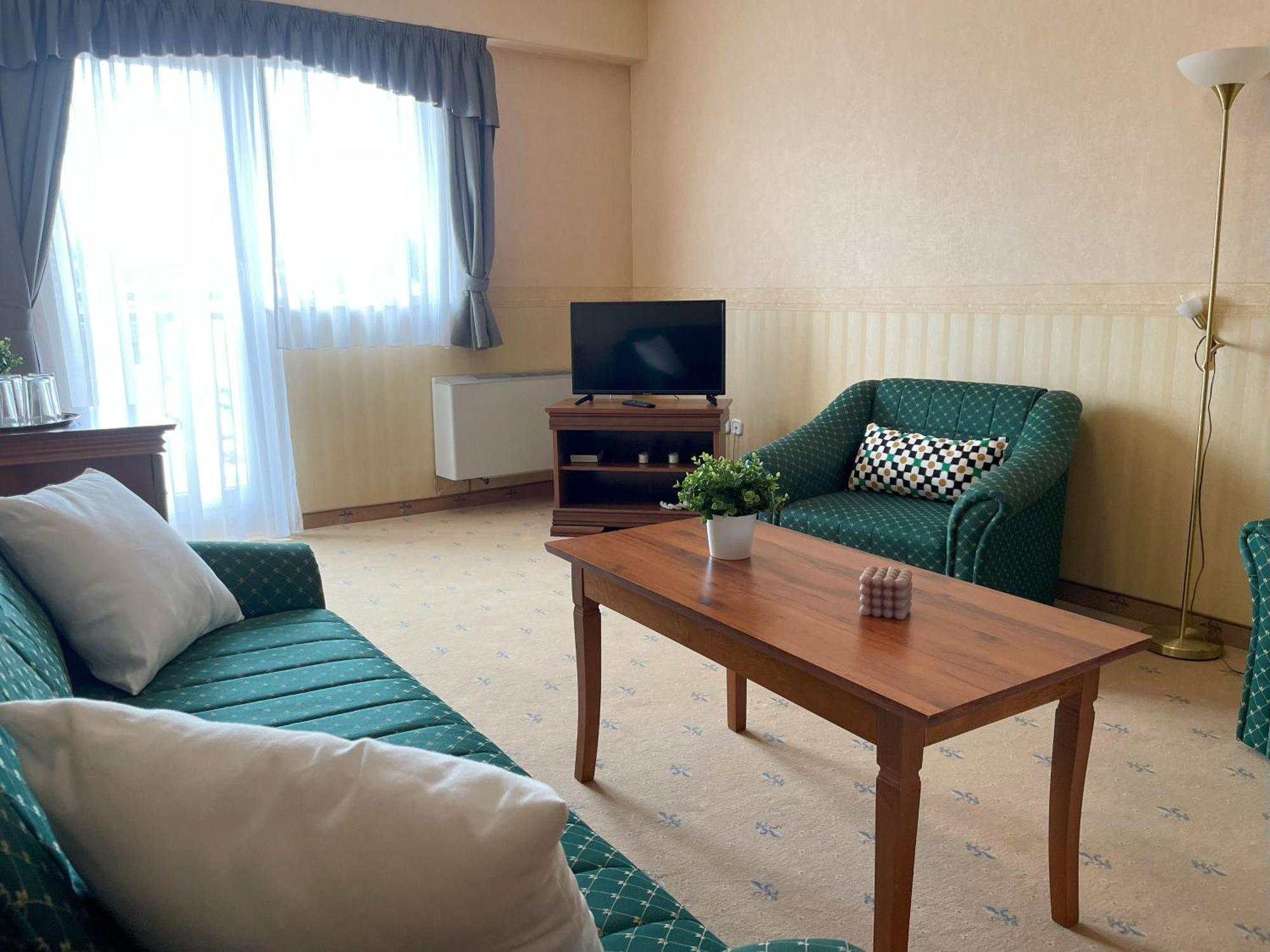 Koenig Hotel Kanije Dış mekan fotoğraf