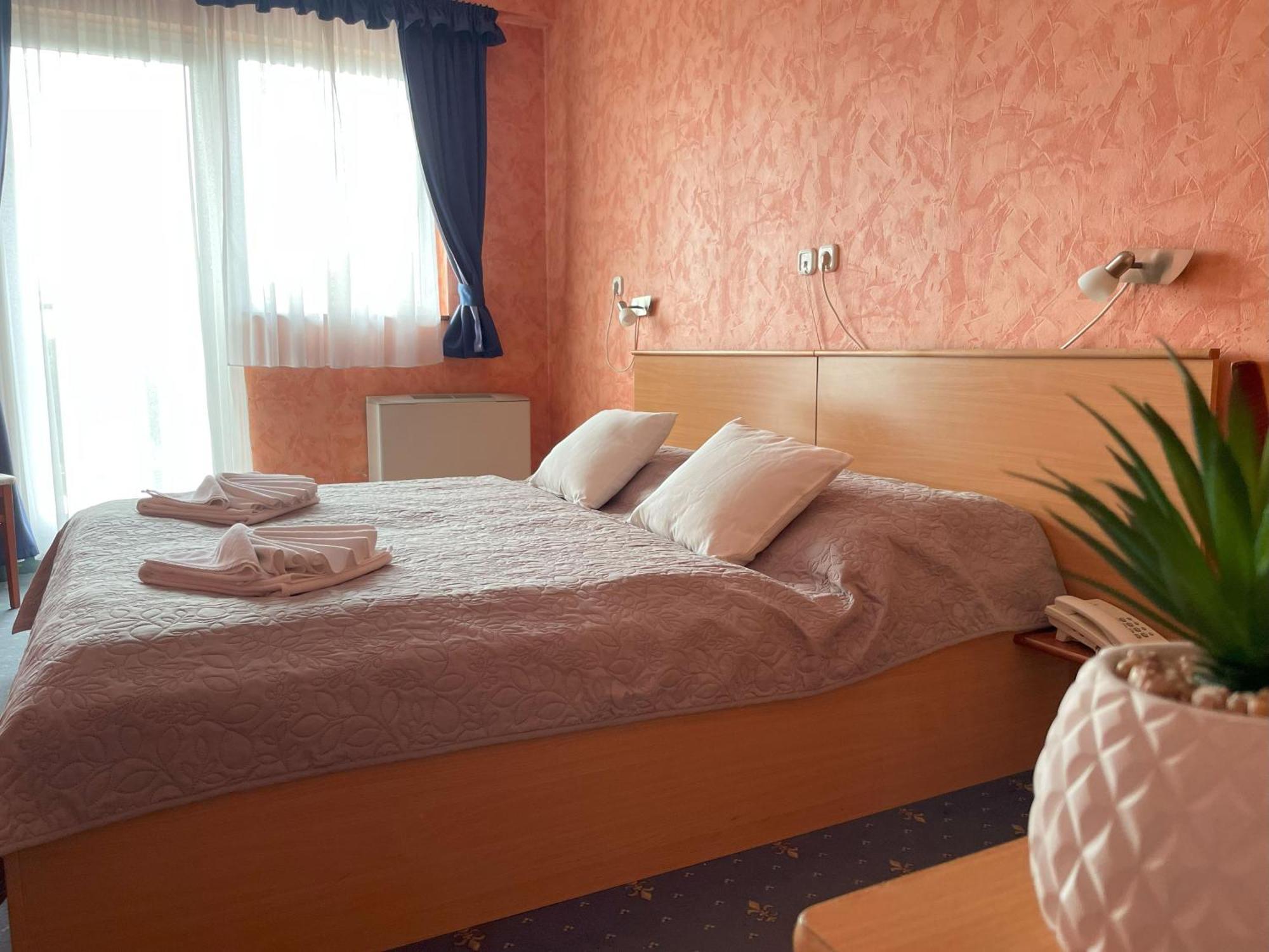 Koenig Hotel Kanije Dış mekan fotoğraf